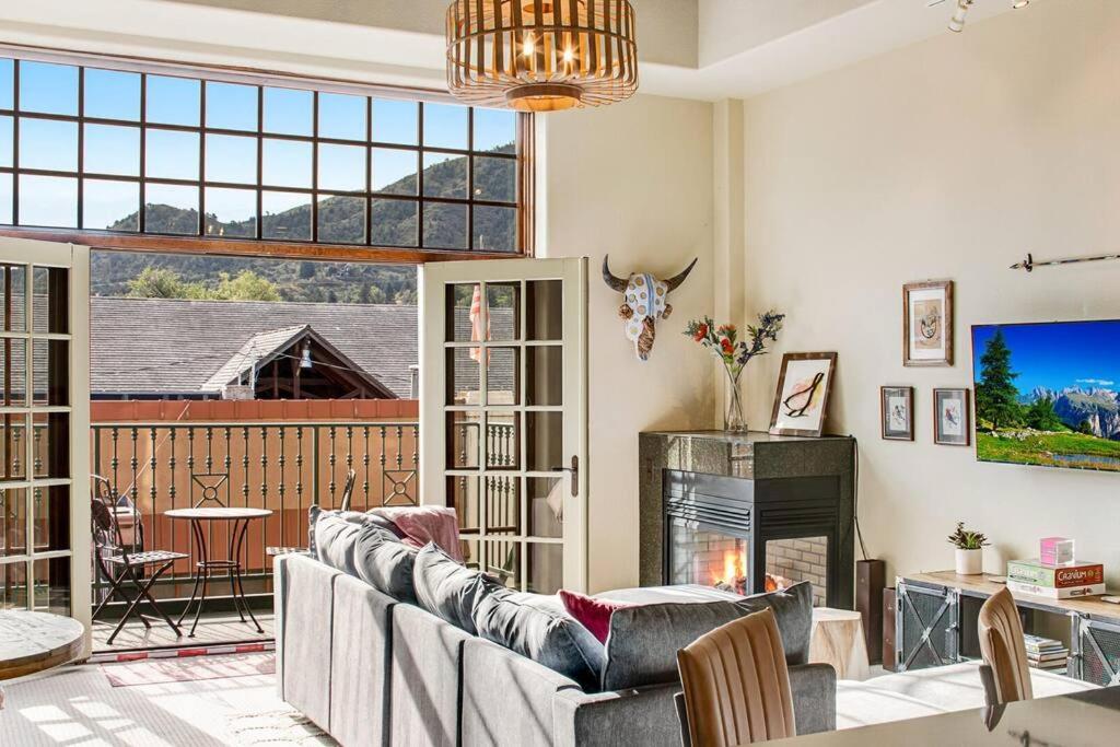 The Owl's Nest @ Manitou: Mtn Views On Main Street Holiday home